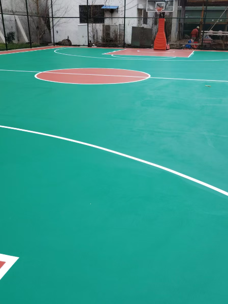 灵寿 球场长期使用易出现地面开裂